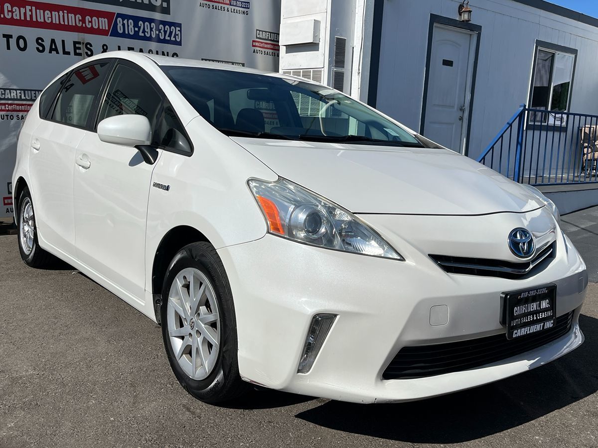 2013 Toyota Prius v Five's photo