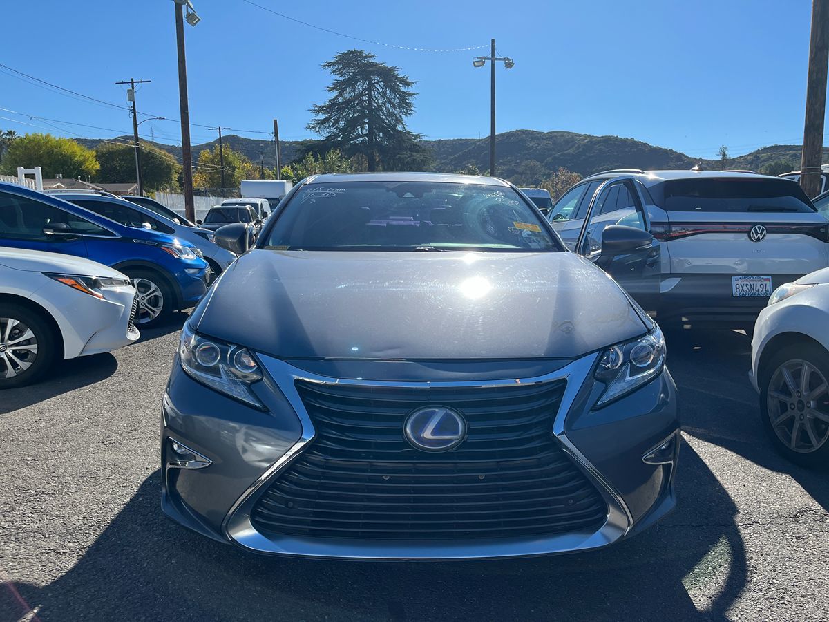 2017 Lexus ES 300h's photo
