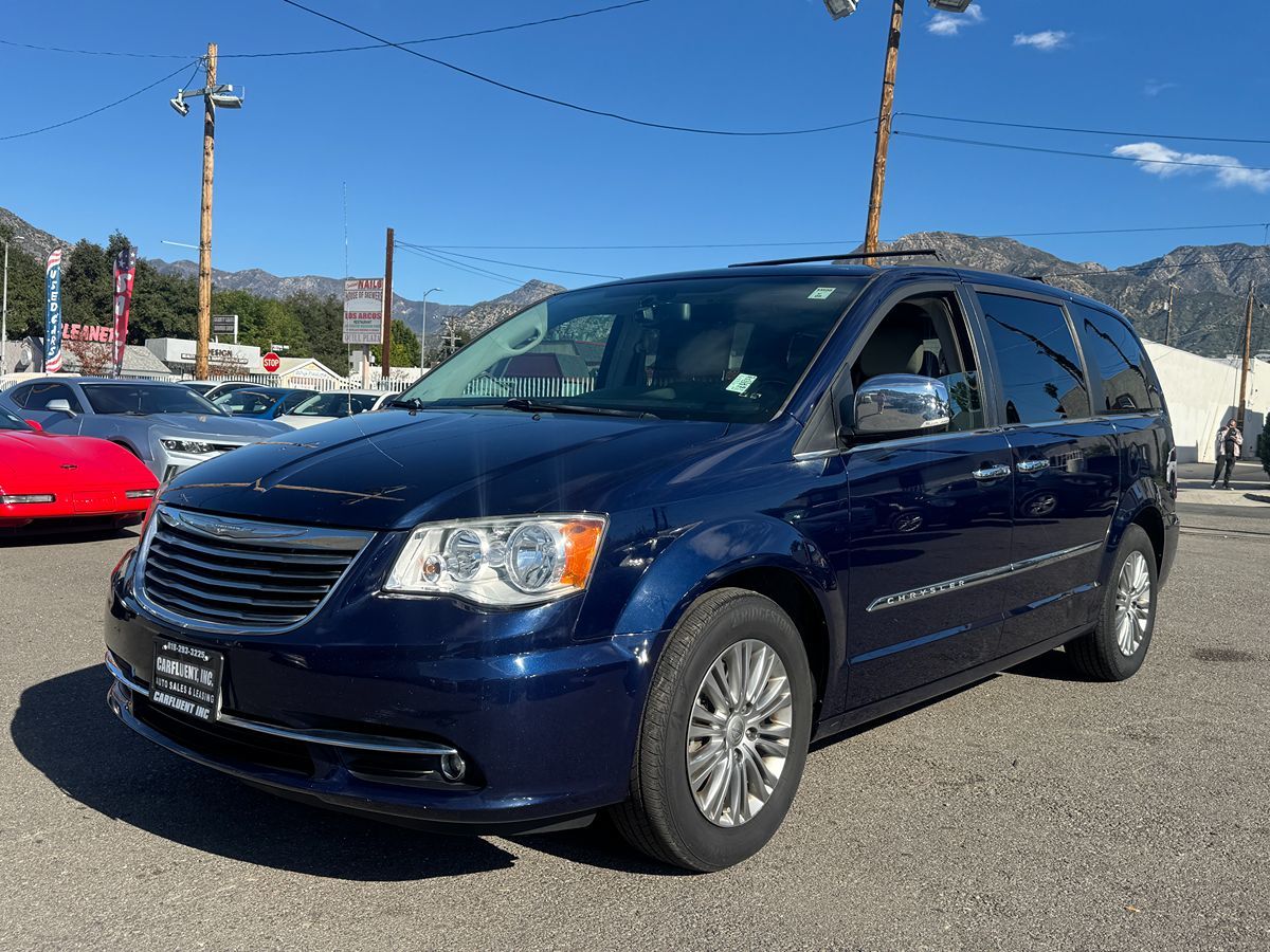 2016 Chrysler Town & Country Base's photo