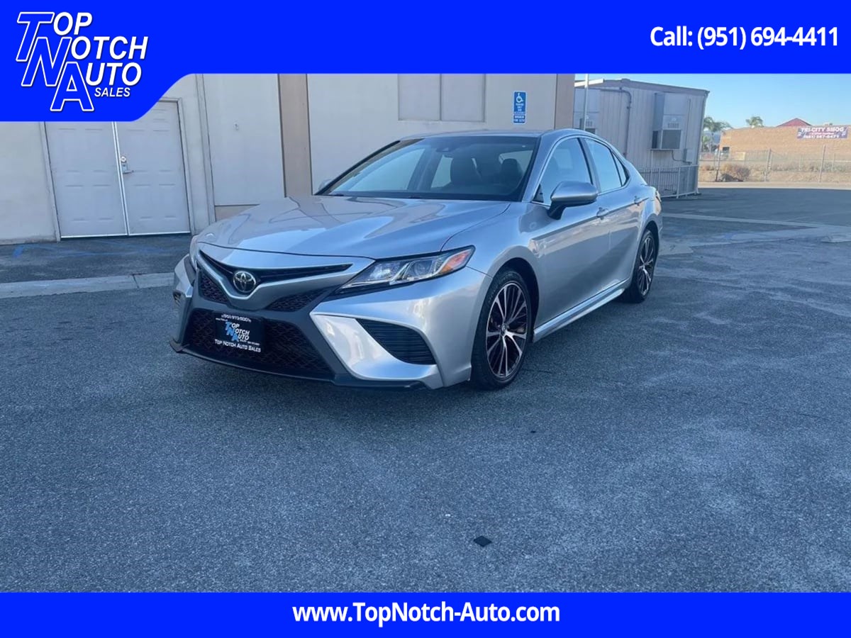 2018 Toyota Camry SE's photo