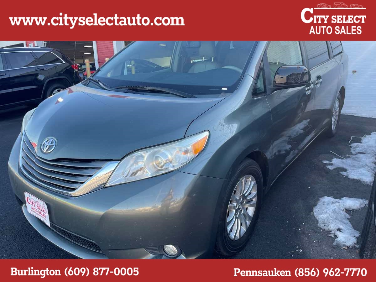 2013 Toyota Sienna XLE's photo