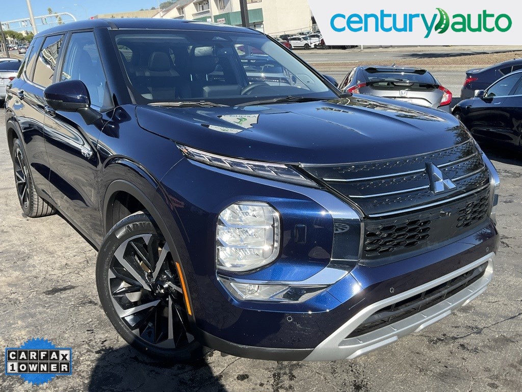 2023 Mitsubishi Outlander Plug-In Hybrid SE's photo