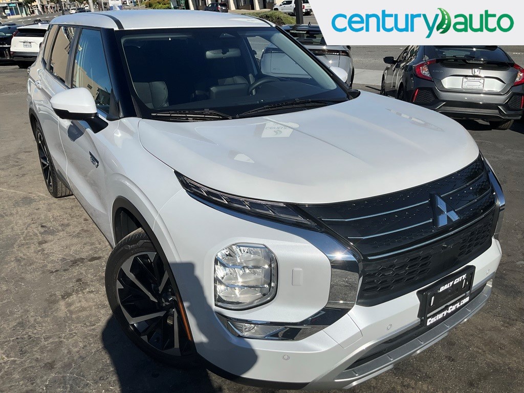 2023 Mitsubishi Outlander Plug-In Hybrid SE's photo