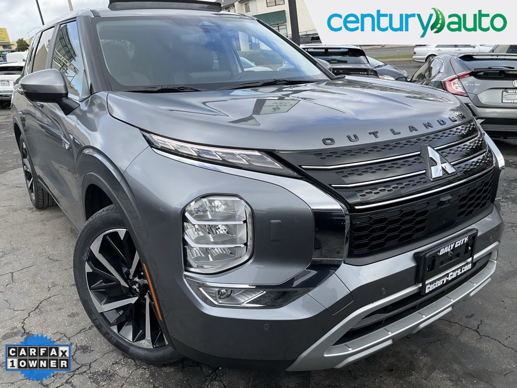 2023 Mitsubishi Outlander Plug-In Hybrid SE's photo