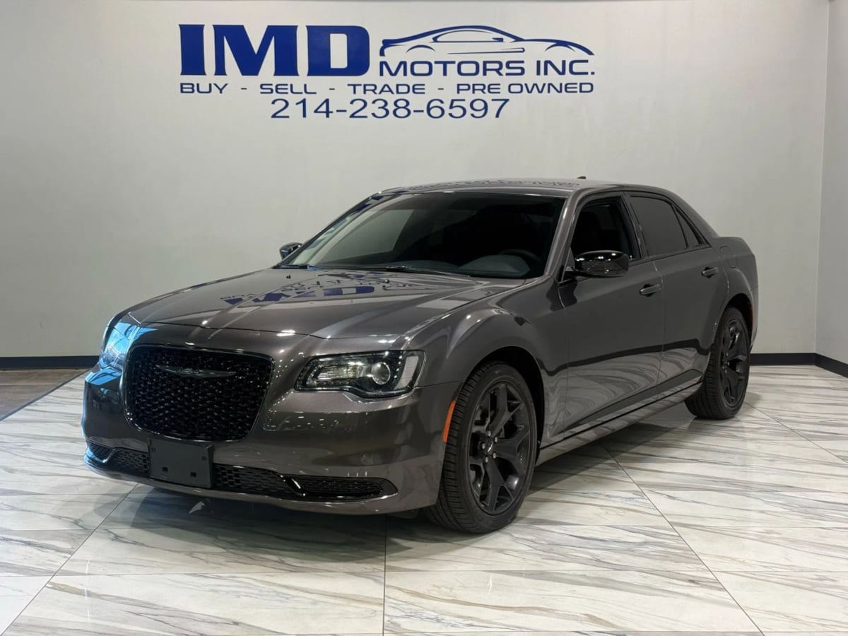 2023 Chrysler 300 Touring's photo
