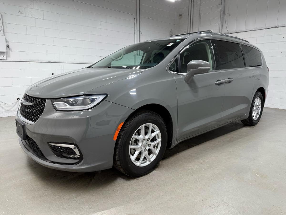 2022 Chrysler Pacifica Touring L's photo