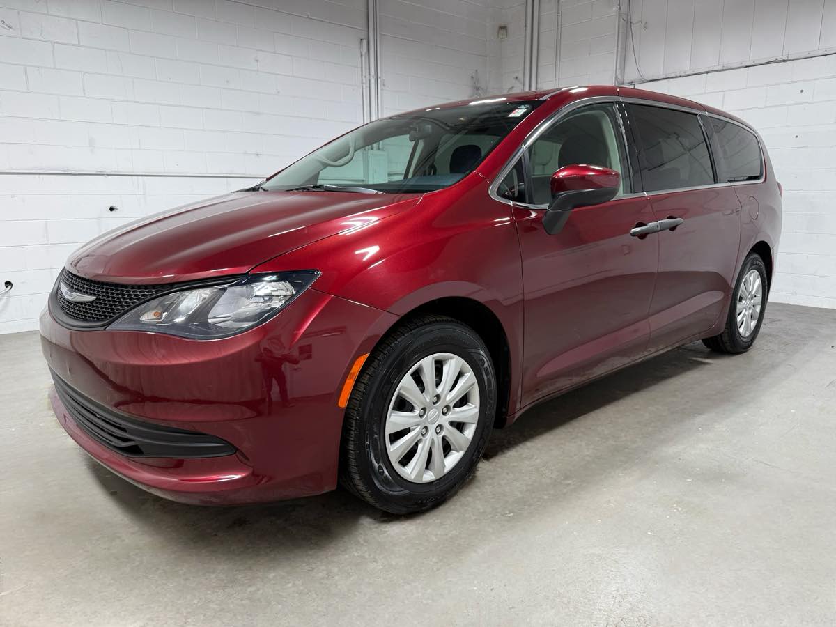 2018 Chrysler Pacifica L's photo