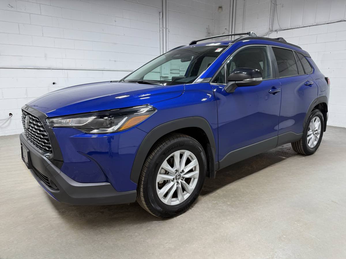 2025 Toyota Corolla Cross LE's photo