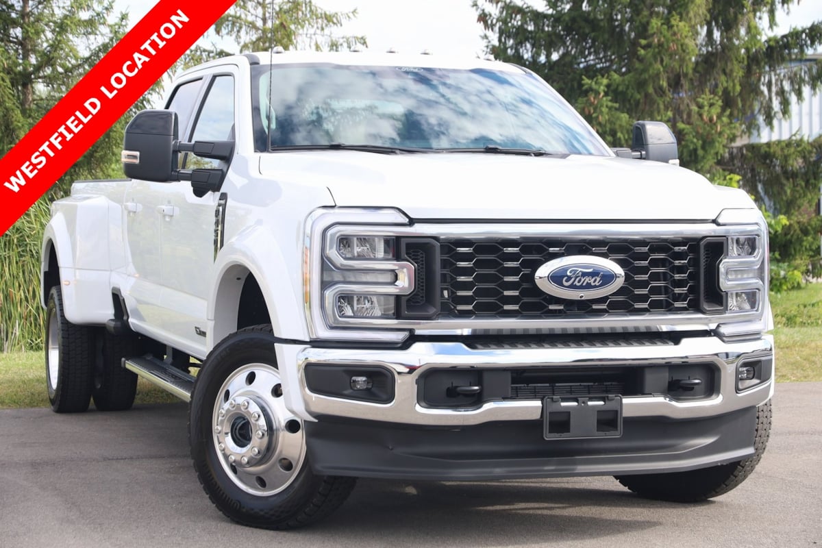 2025 Ford F-450 Super Duty Lariat's photo
