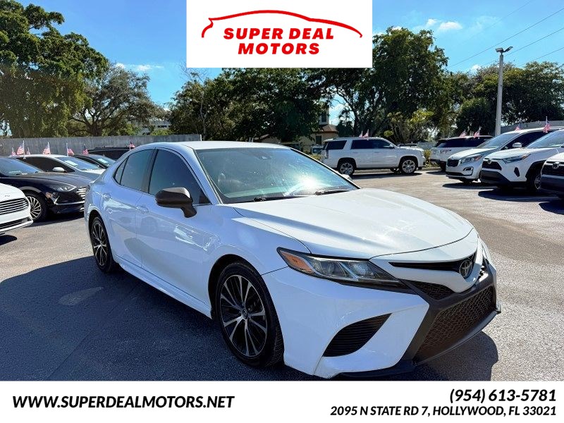 2019 Toyota Camry SE's photo