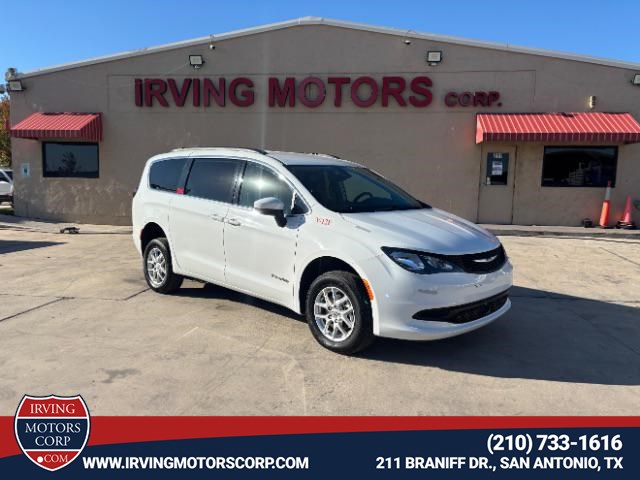 2021 Chrysler Voyager's photo