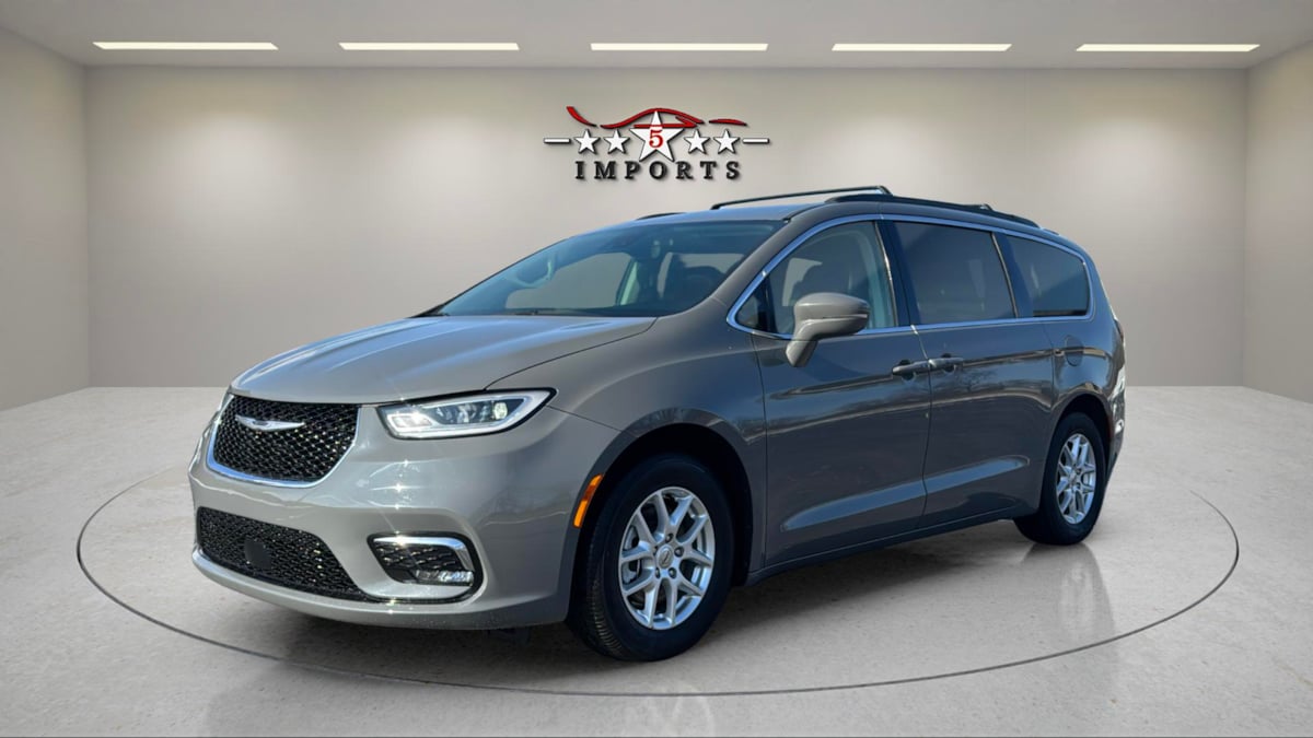 2022 Chrysler Pacifica Touring L's photo