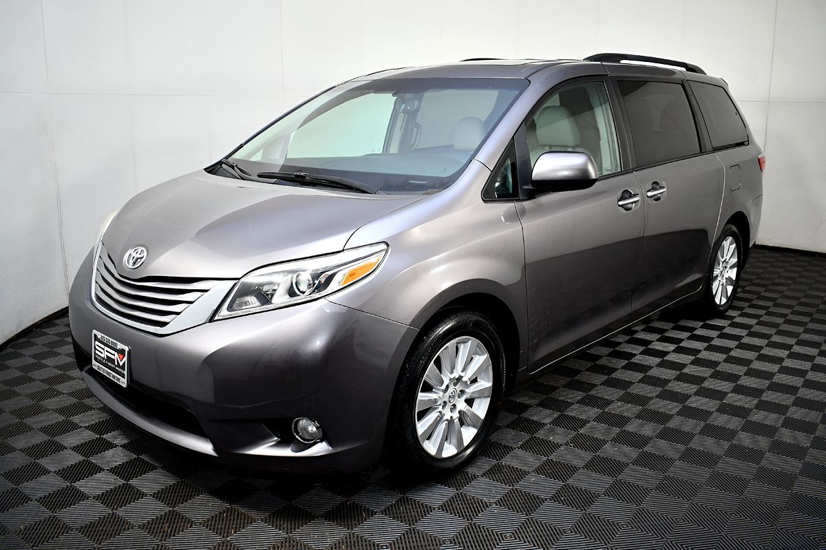 2015 Toyota Sienna XLE's photo