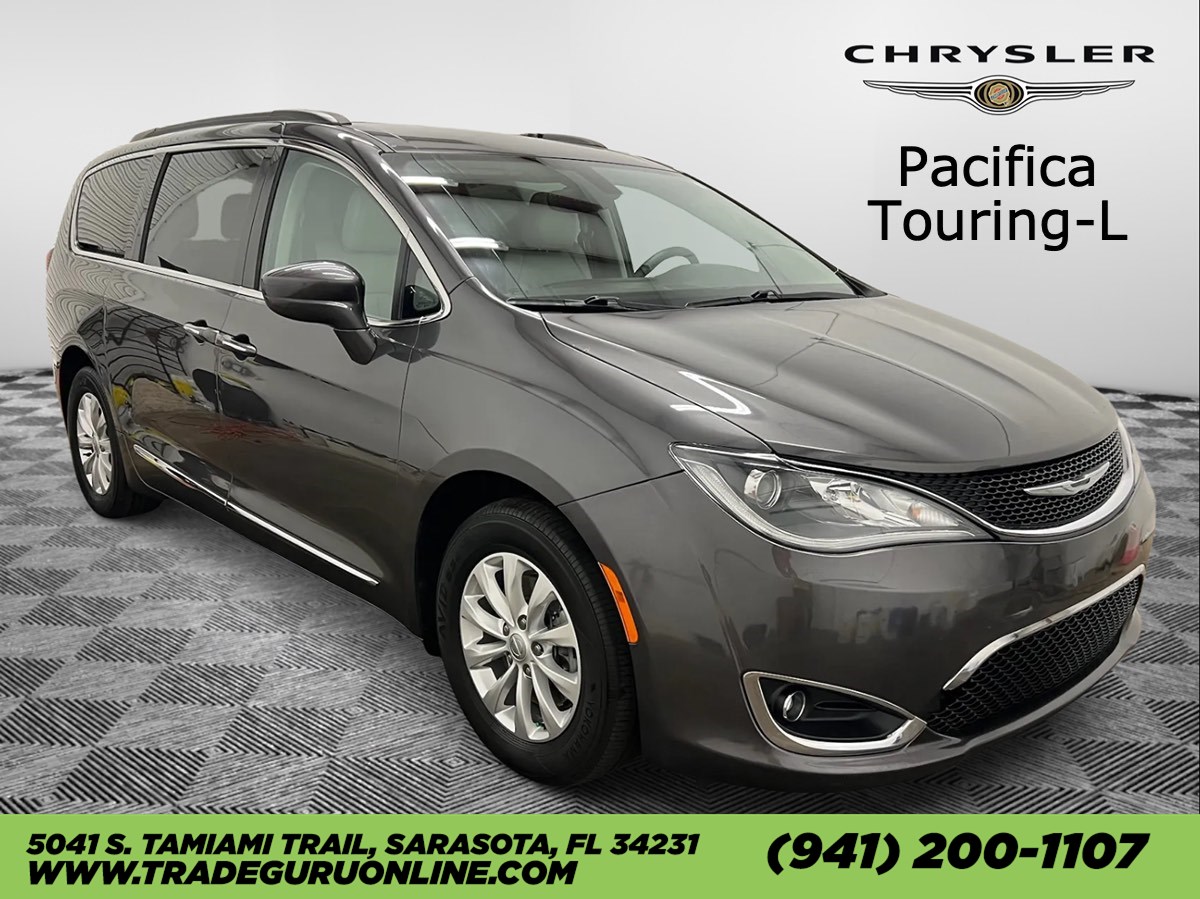 2017 Chrysler Pacifica Touring-L's photo