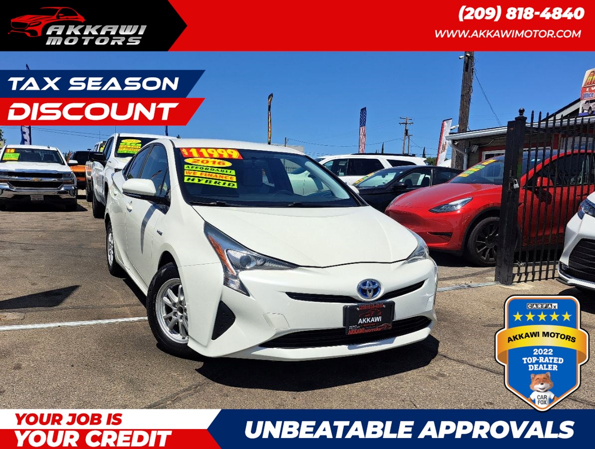 2016 Toyota Prius Three's photo