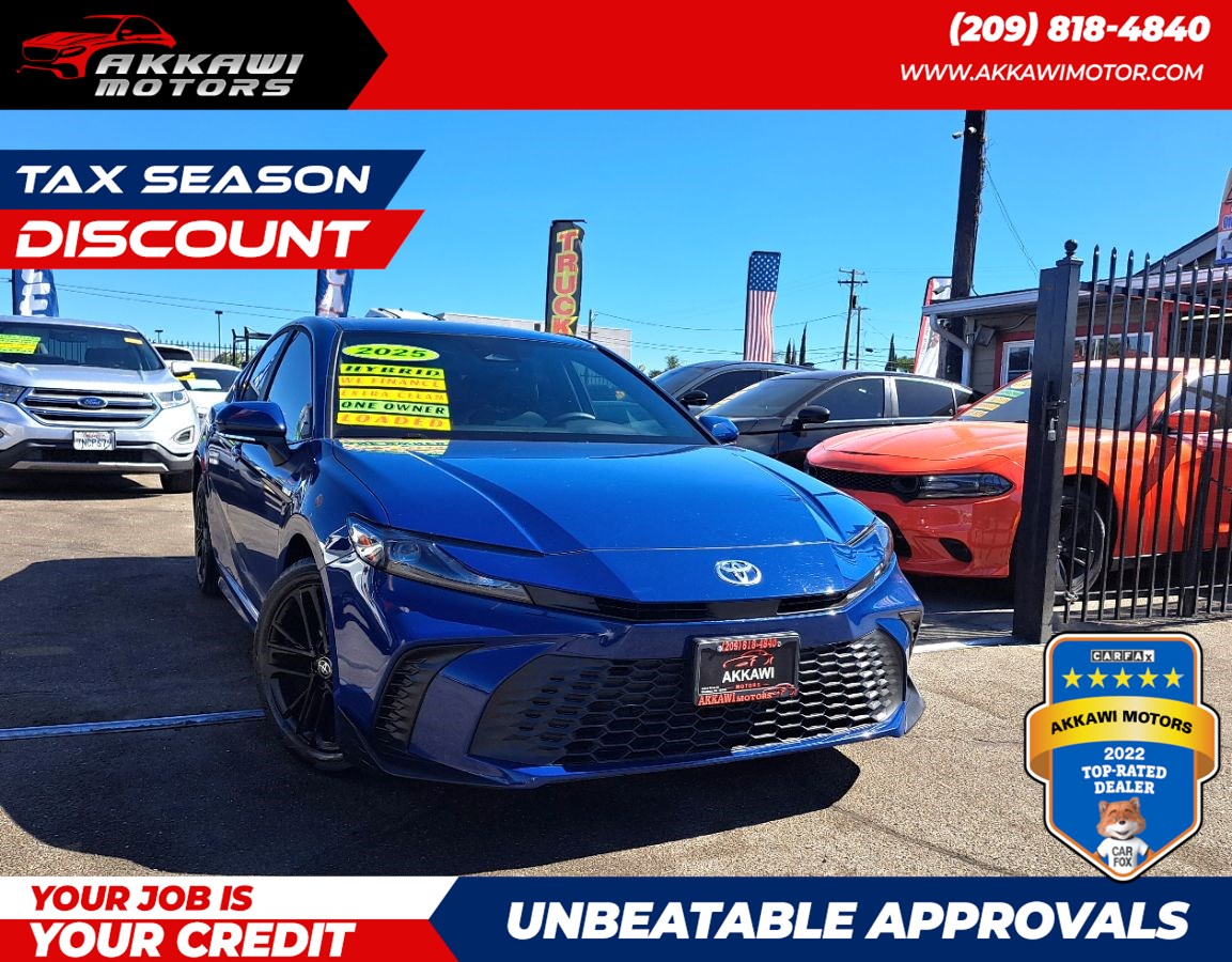 2025 Toyota Camry SE's photo