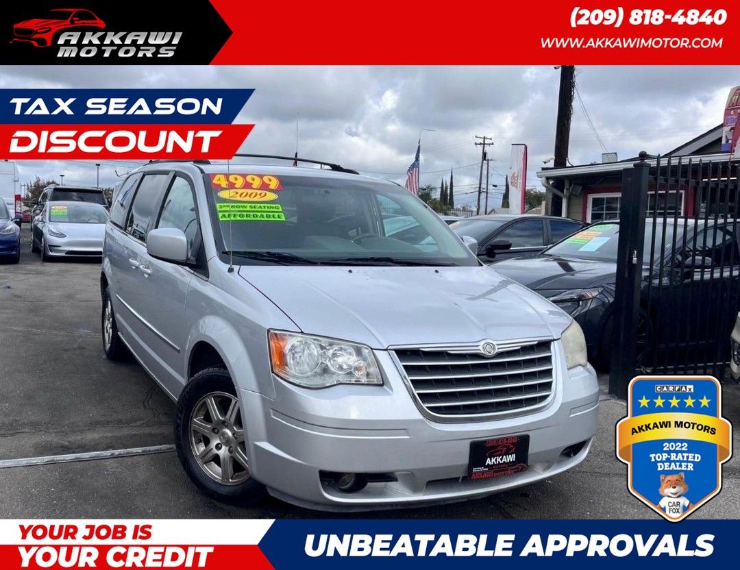 2009 Chrysler Town & Country Touring's photo