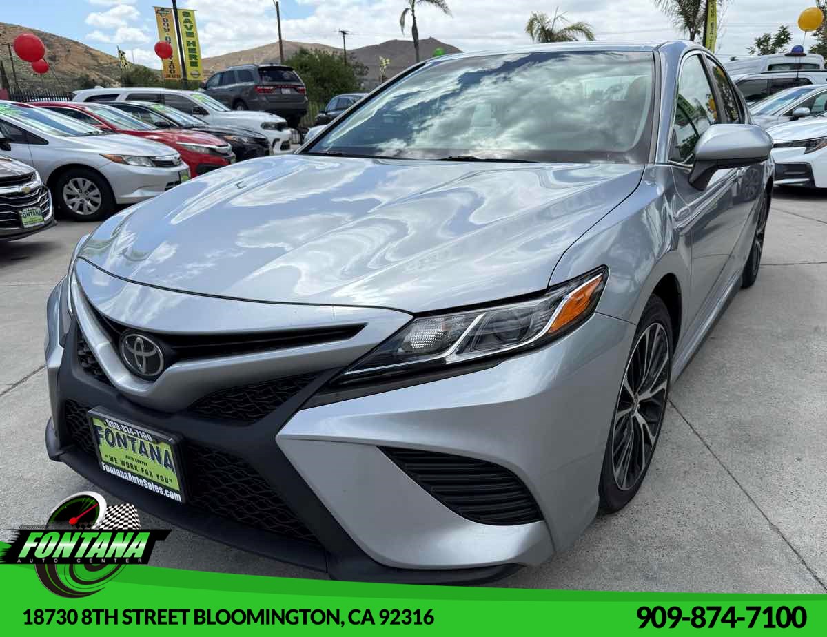 2018 Toyota Camry SE's photo