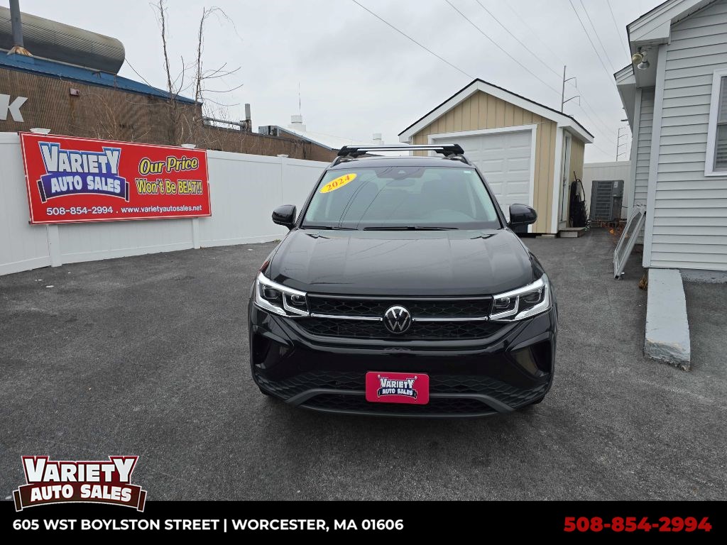 2024 Volkswagen Taos SE Black's photo