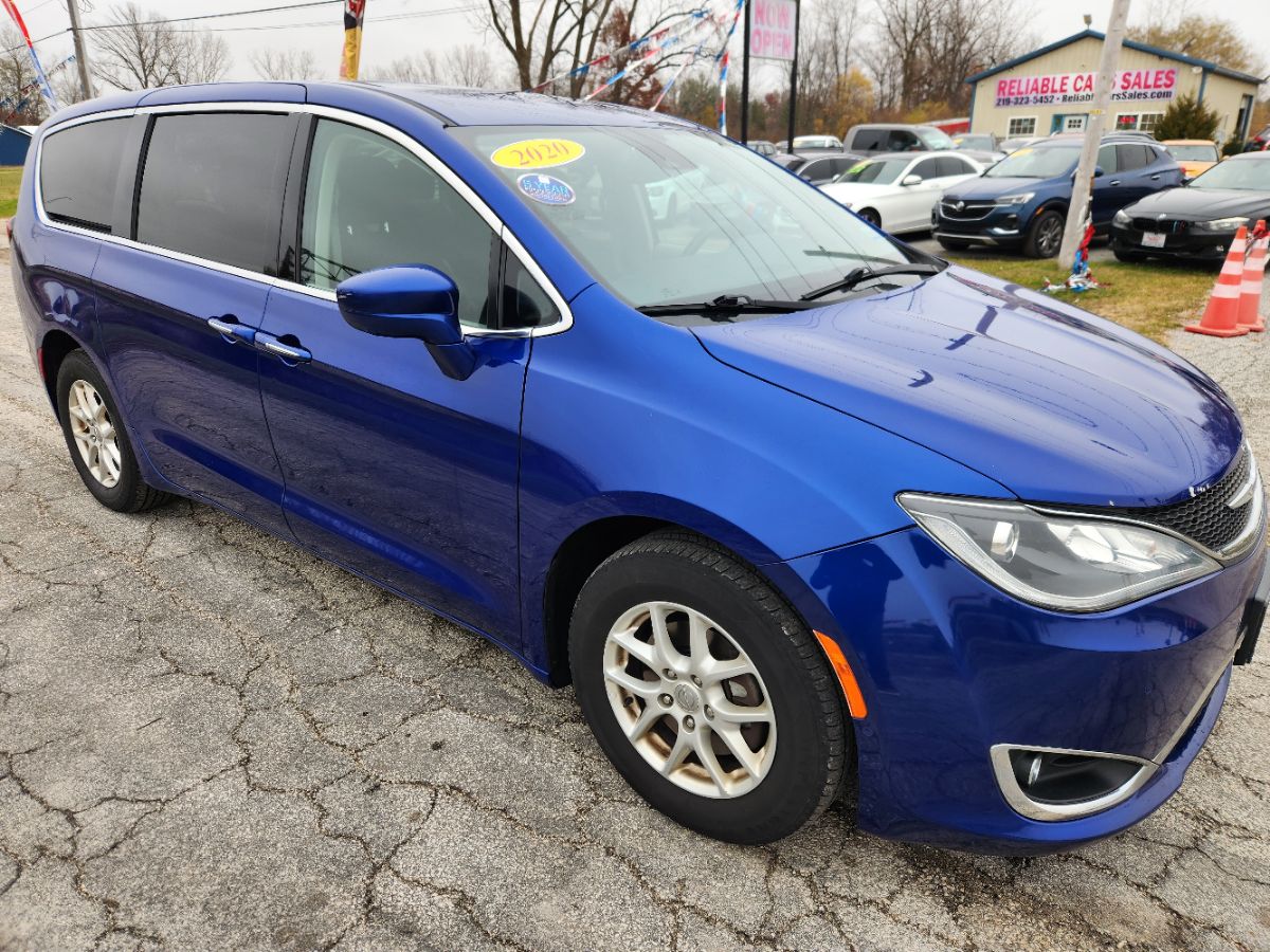 2020 Chrysler Pacifica Touring's photo