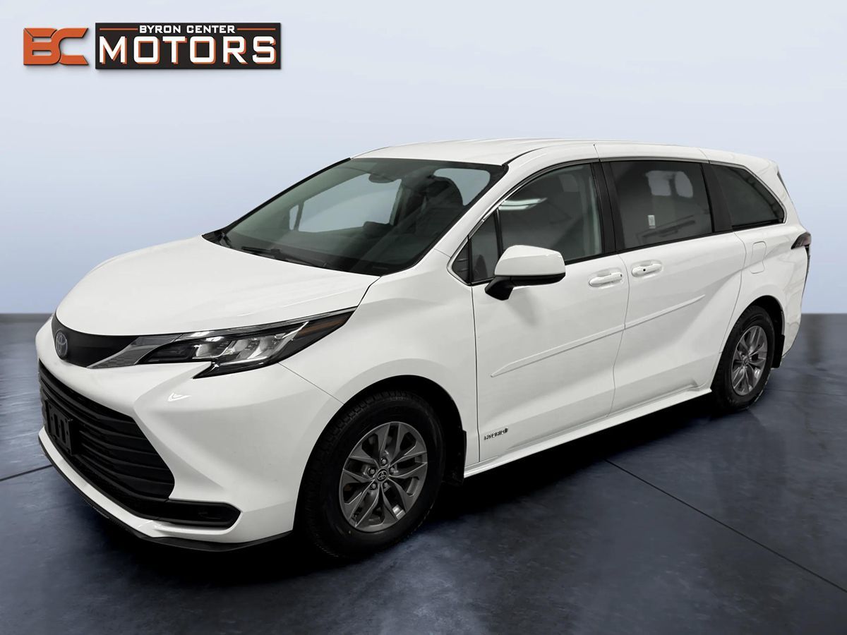 2021 Toyota Sienna LE's photo