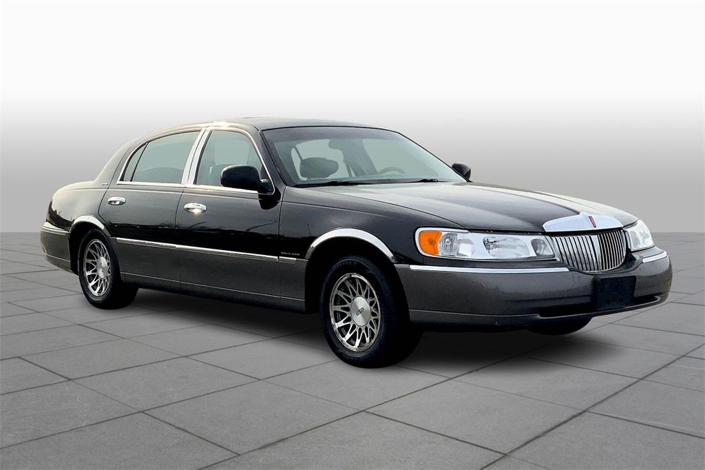 2001 Lincoln Town Car Signature's photo