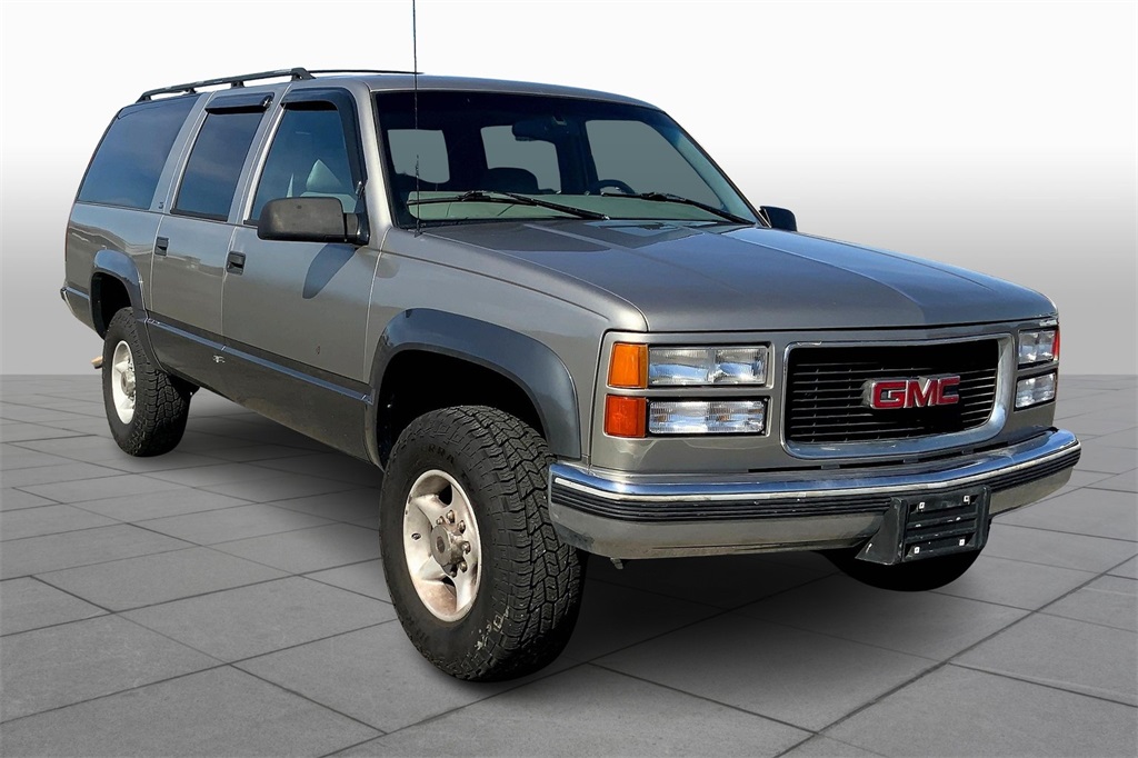 1999 GMC Suburban SL's photo