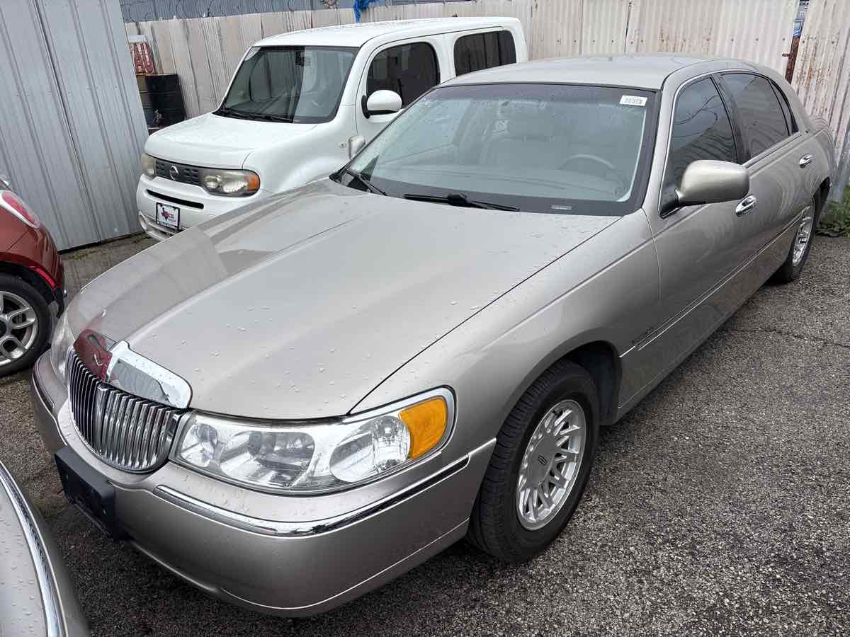 1999 Lincoln Town Car SIGNATURE