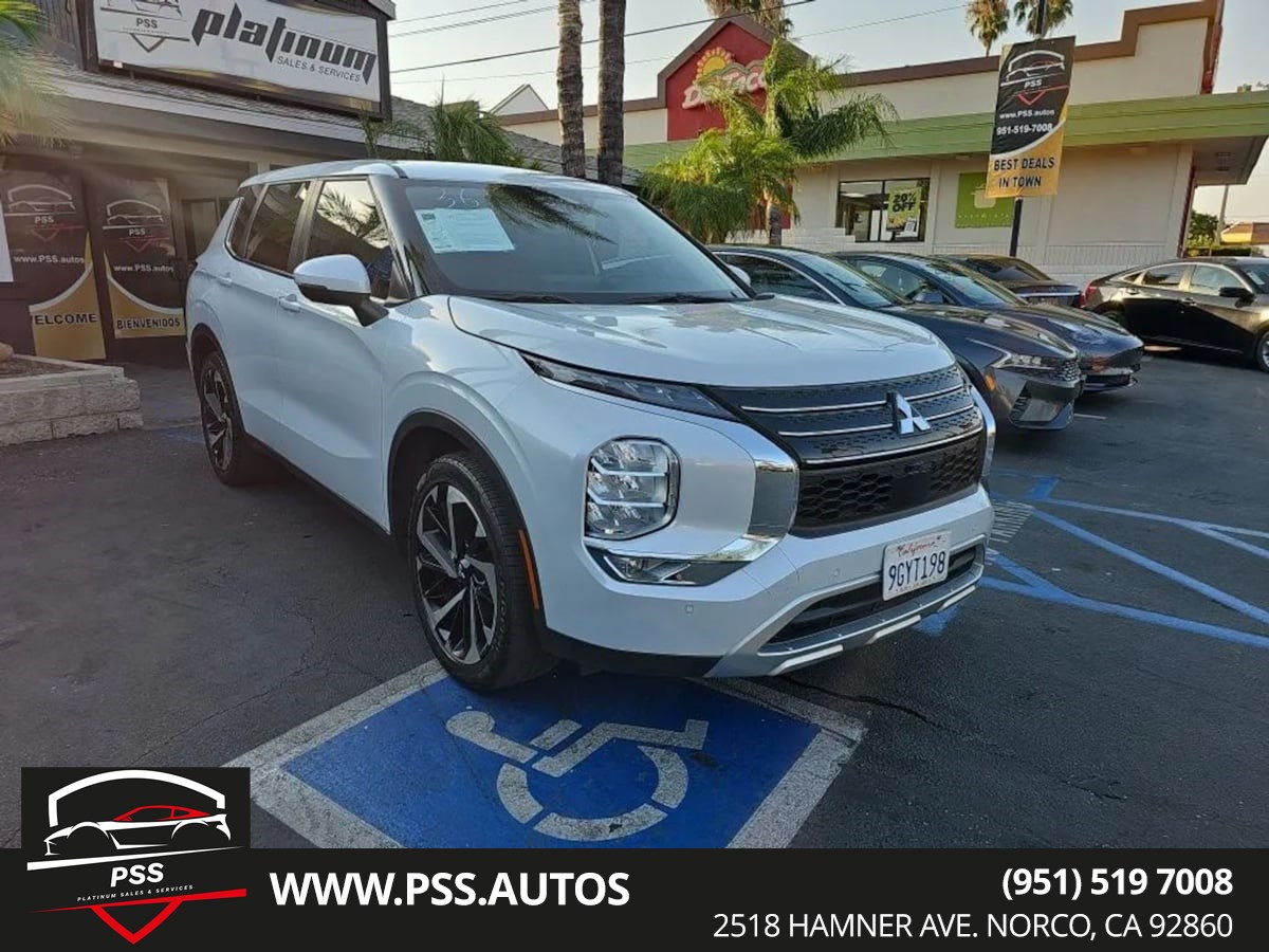 2023 Mitsubishi Outlander SE's photo