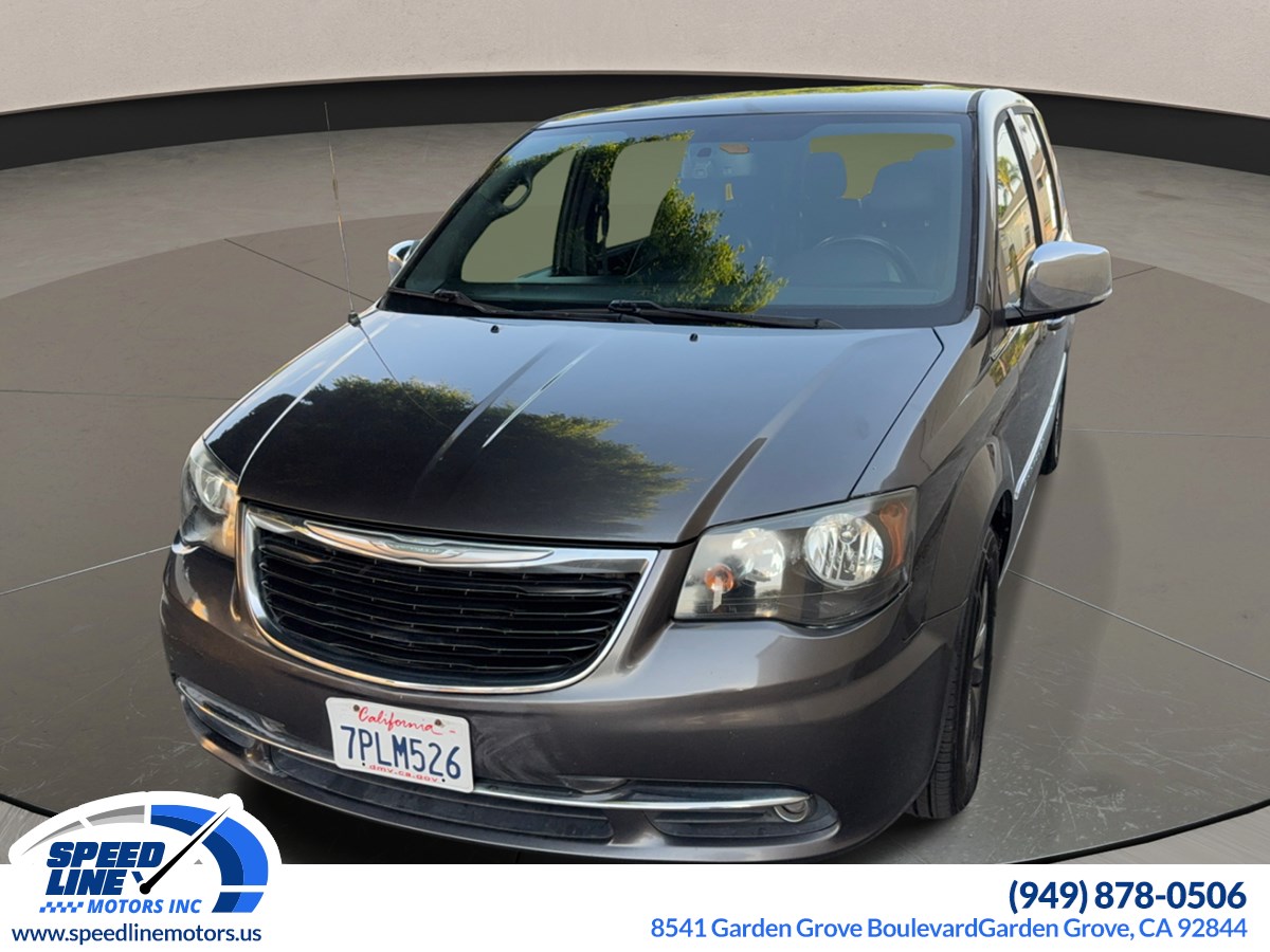 2015 Chrysler Town & Country S's photo