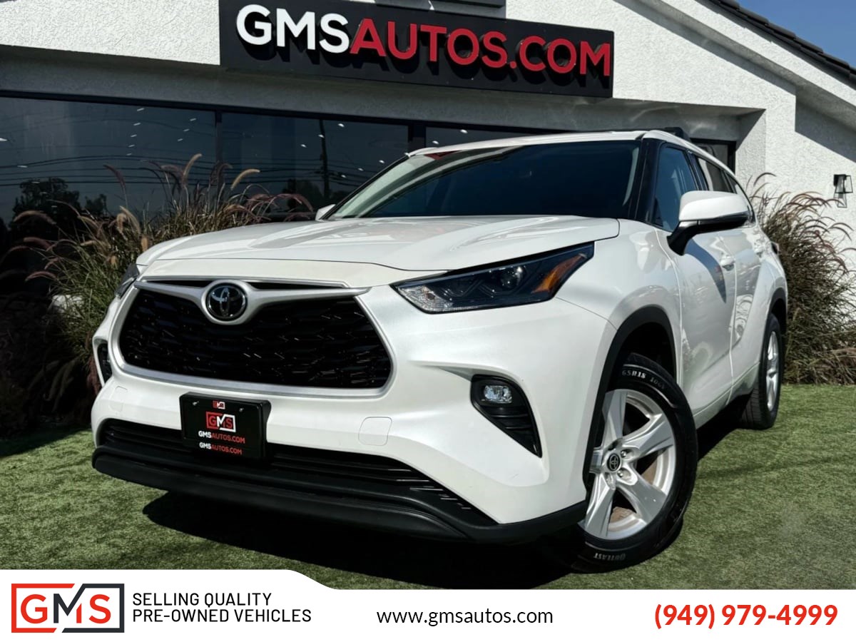 2022 Toyota Highlander LE's photo