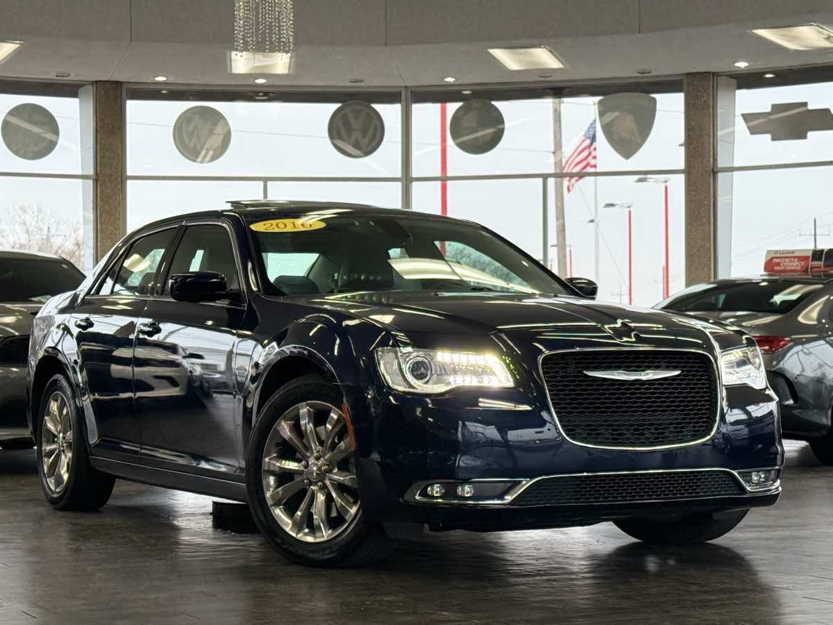 2016 Chrysler 300 Limited's photo
