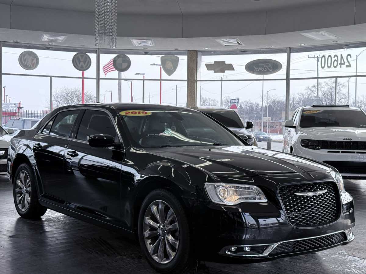 2019 Chrysler 300 Touring's photo