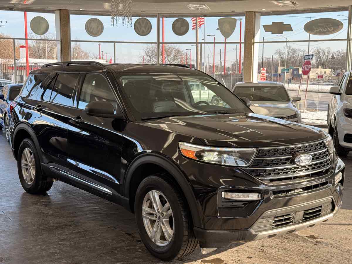 2023 Ford Explorer XLT's photo
