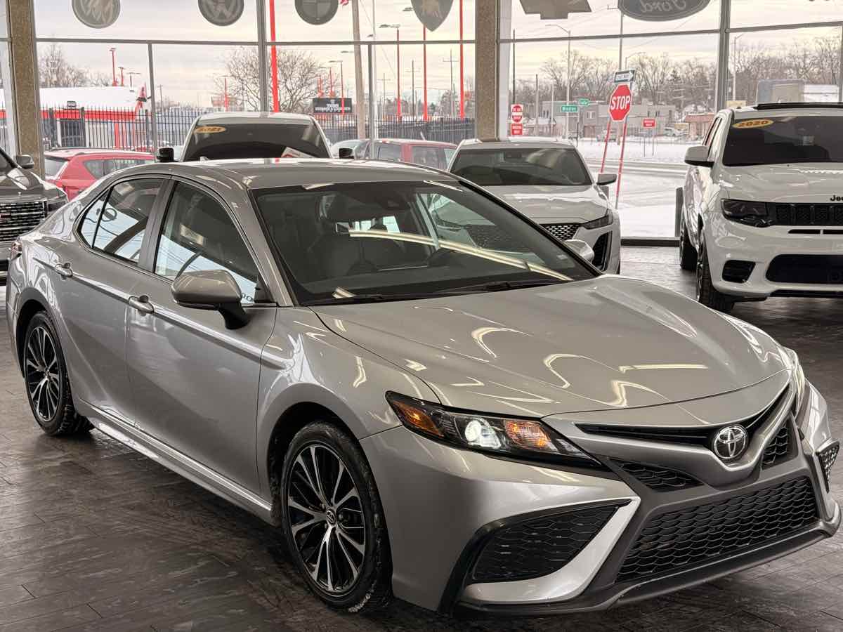 2023 Toyota Camry SE's photo