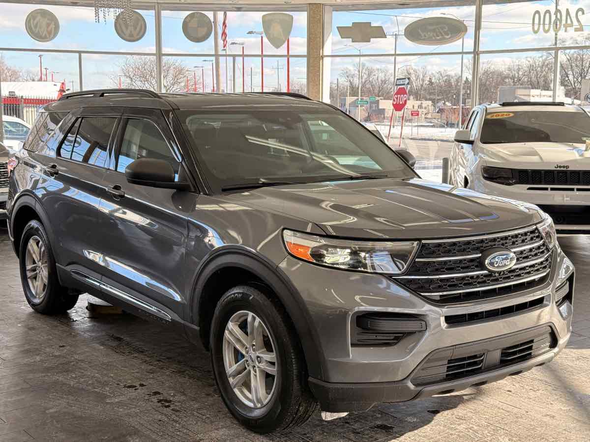 2023 Ford Explorer XLT's photo