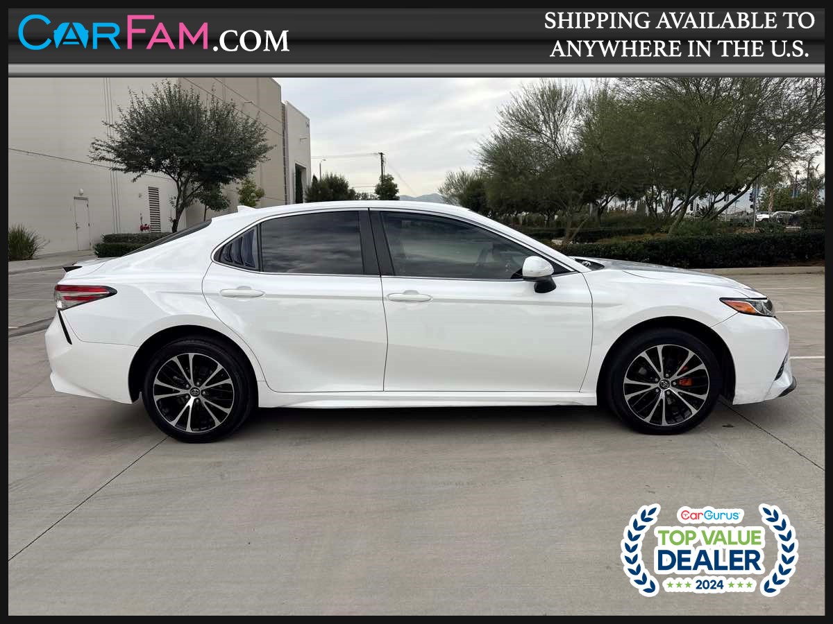 2020 Toyota Camry SE's photo