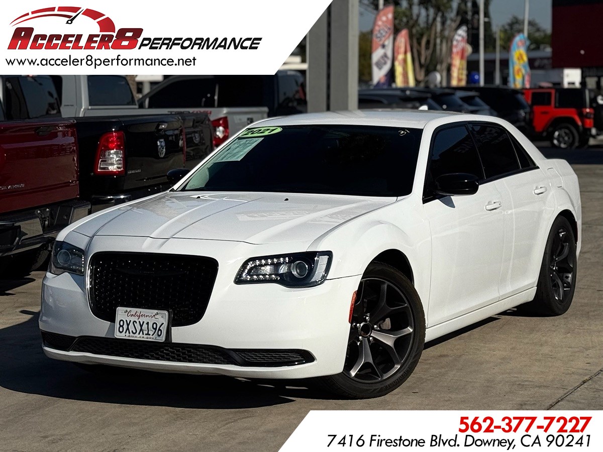 2021 Chrysler 300 Touring's photo