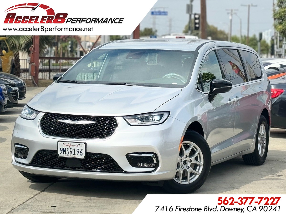 2024 Chrysler Pacifica Touring's photo