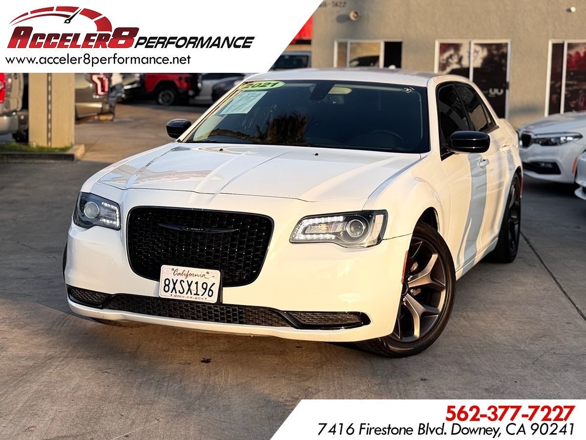 2021 Chrysler 300 Touring's photo