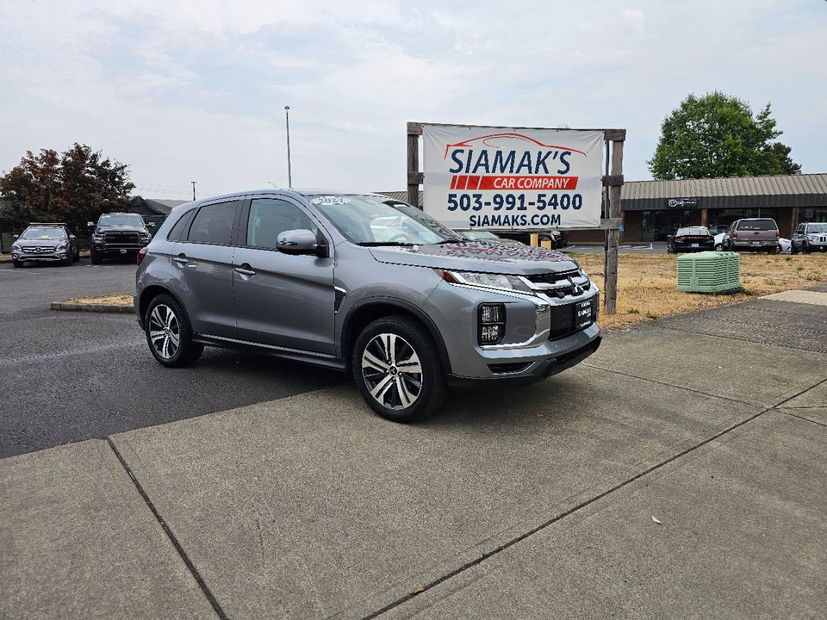 2024 Mitsubishi Outlander Sport SE's photo