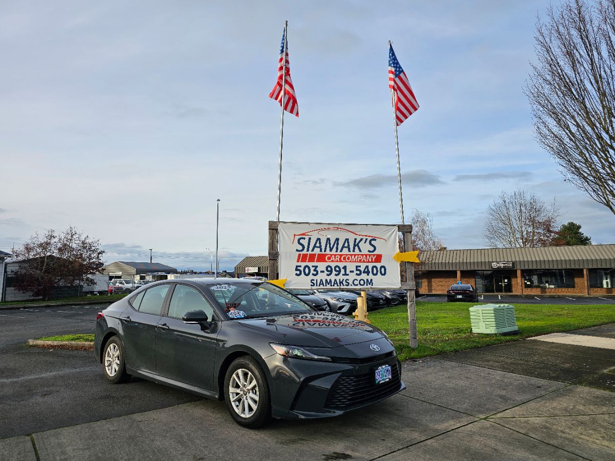 2025 Toyota Camry LE's photo