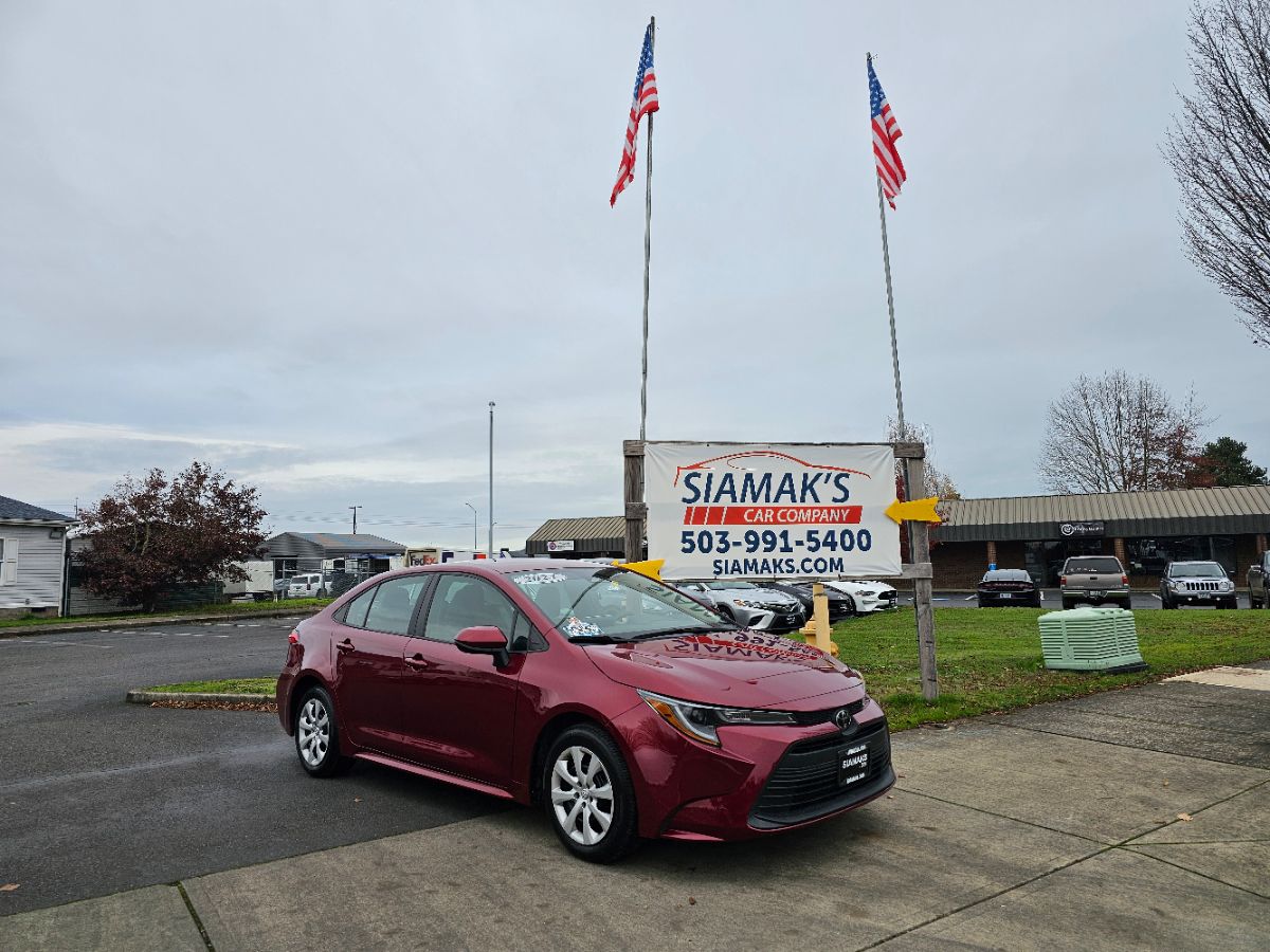 2024 Toyota Corolla LE's photo