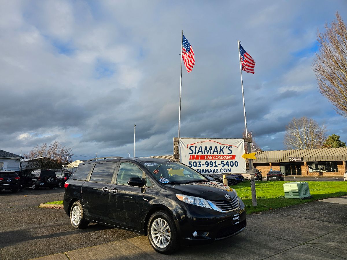 2017 Toyota Sienna XLE's photo
