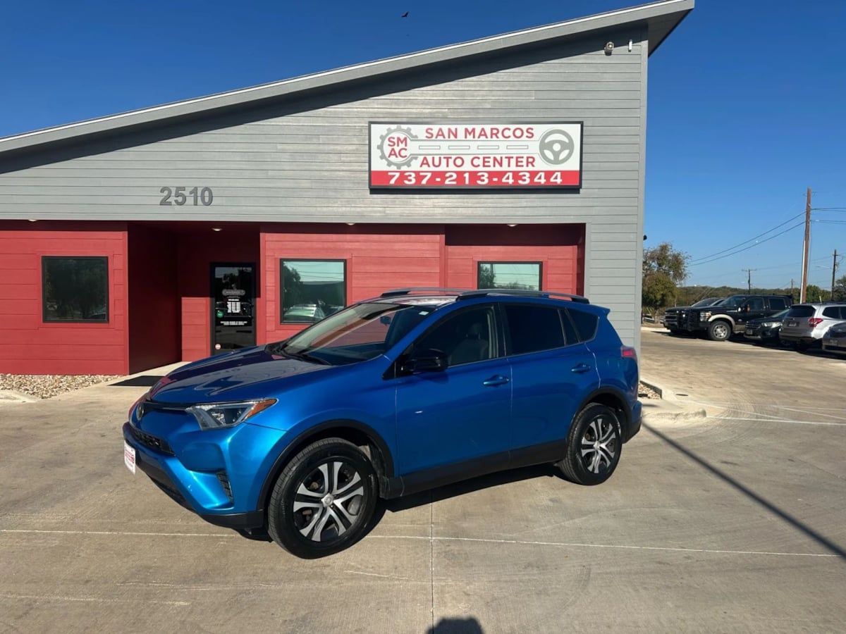 2018 Toyota RAV4 LE's photo