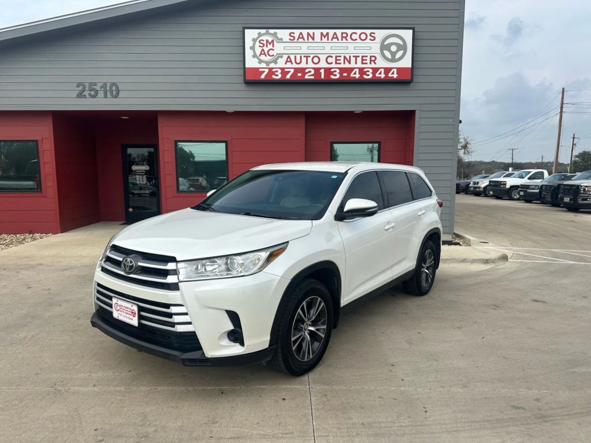 2019 Toyota Highlander LE's photo