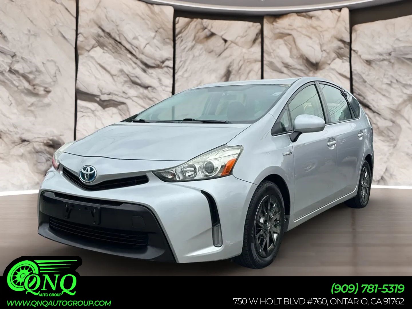 2015 Toyota Prius v Three's photo