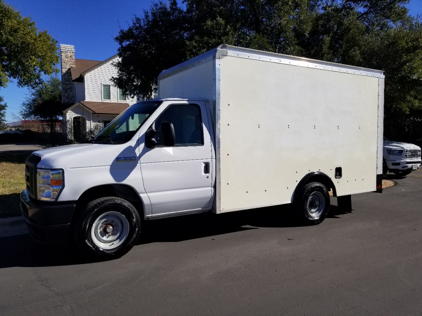 2023 Ford E-Series Cutaway Base's photo