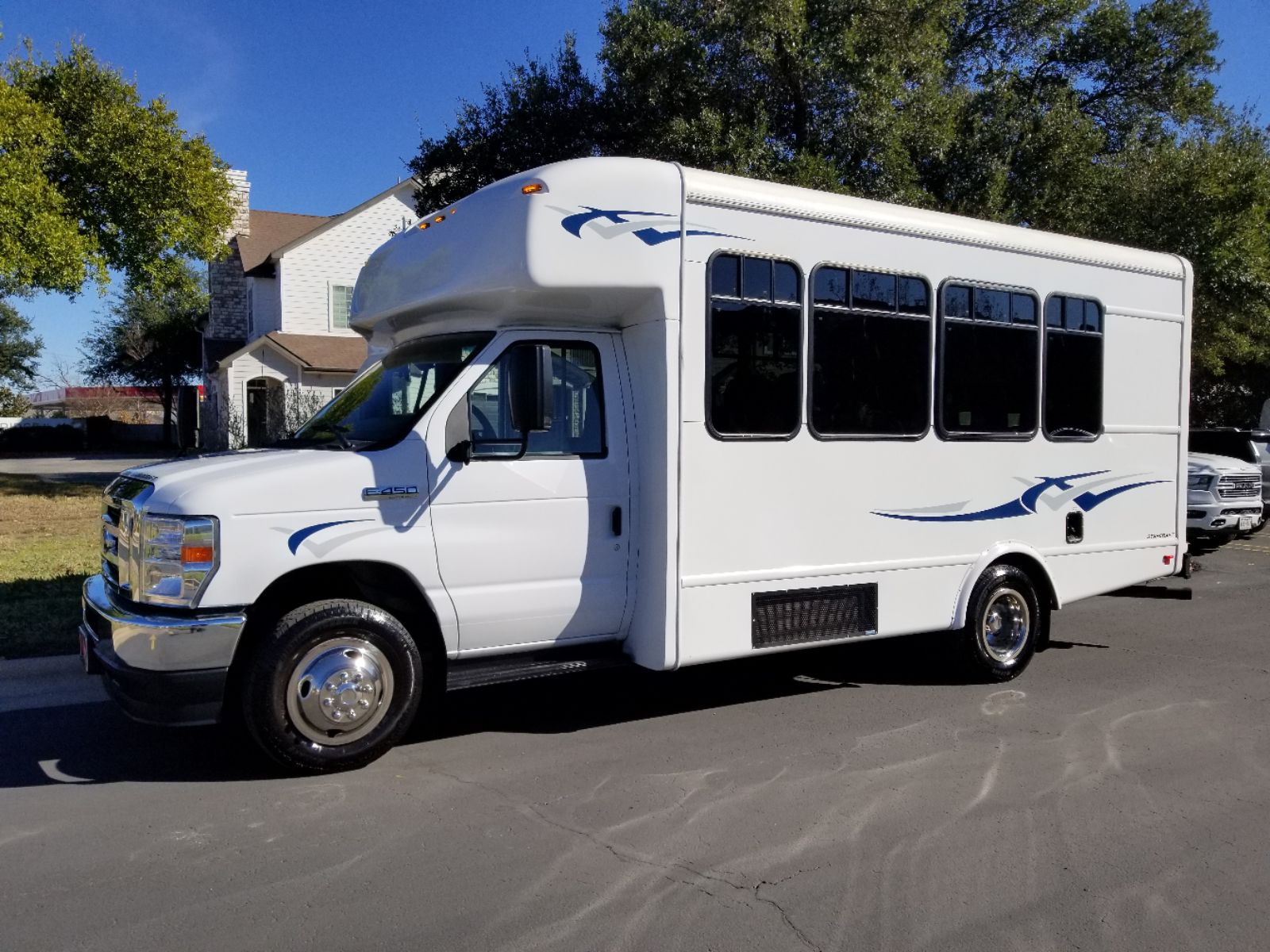 2022 Ford E-Series Cutaway Base's photo