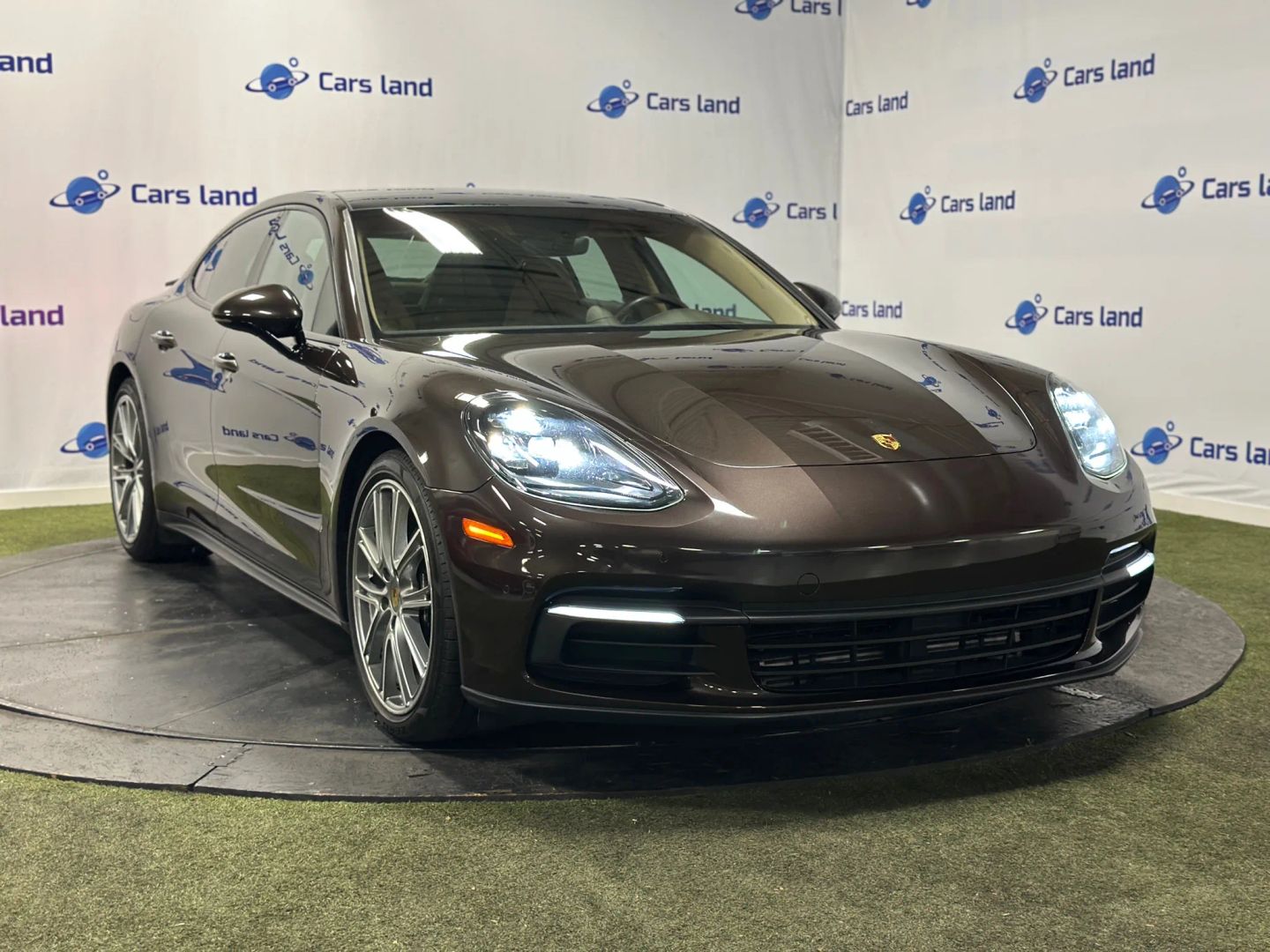 2018 Porsche Panamera Base's photo